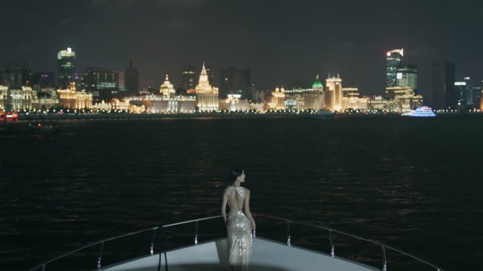 女人站在游艇船头看黄浦江江景