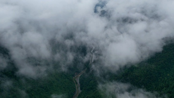 巴山大峡谷雨天云雾延时航拍