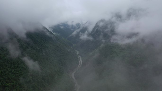 四川达州宣汉县巴山大峡谷雨天云雾航拍