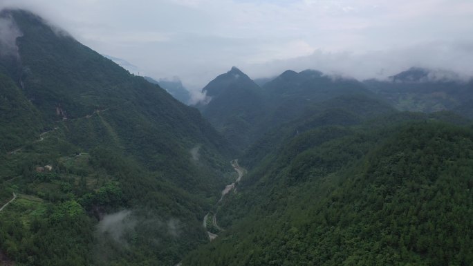 四川达州宣汉县巴山大峡谷雨天云雾航拍