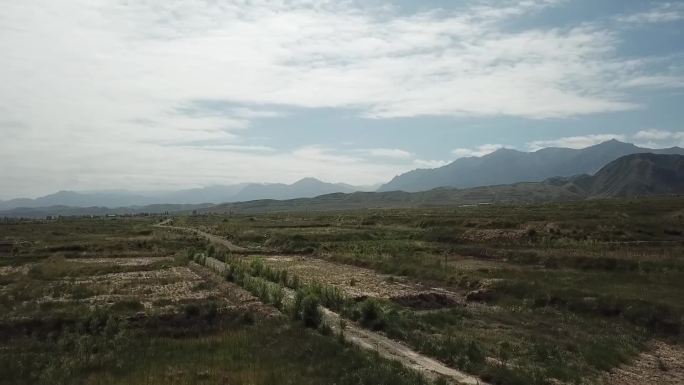 航拍西部贫瘠山区孩子土地中奔跑