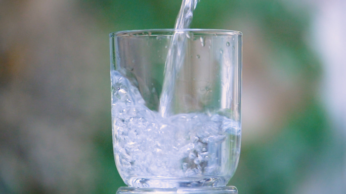 玻璃杯倒水，水流液体实拍