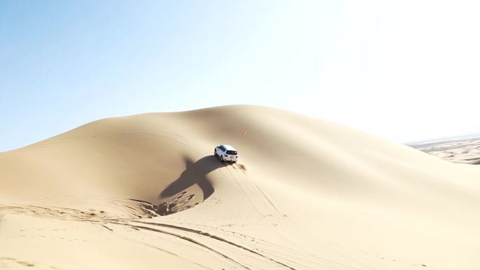 沙漠越野车激烈驾驶