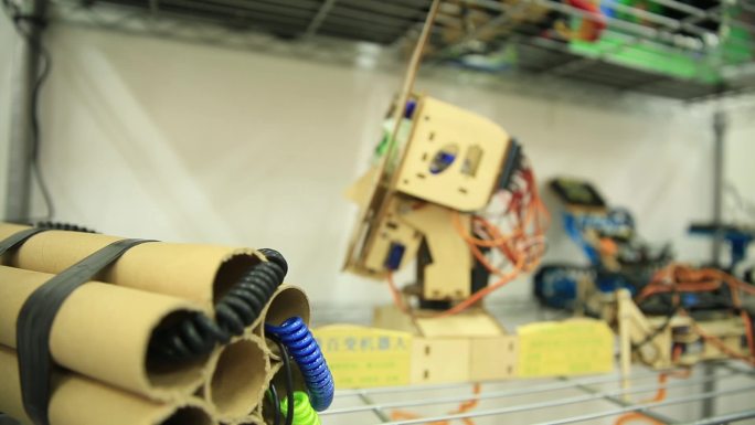 中国青少年创客空间机器人未来教室