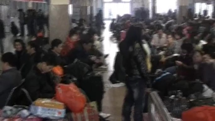 老杭州火车东站乘客进站高铁候车厅