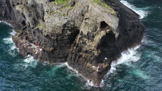 4K原素材-航拍蓝色大海岸边悬崖峭壁礁石