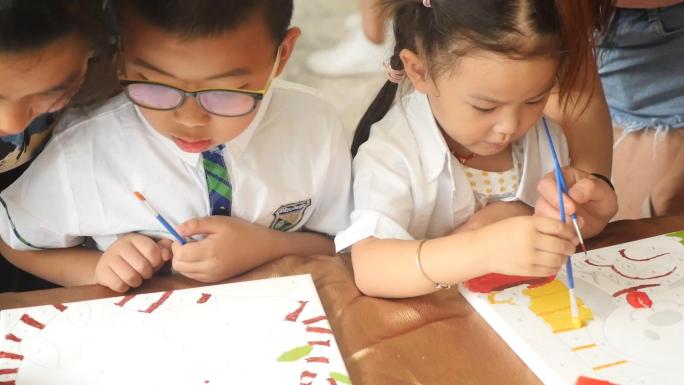小孩画画拼图亲子活动欢乐一家人