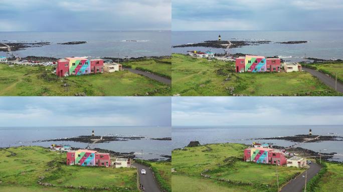 4K原素材-蓝色大海前绿色草坪上的彩色房