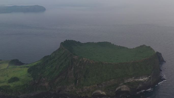 4K原素材-傍晚霞光中的海边山峰