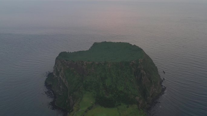 4K原素材-傍晚霞光中的海边山峰