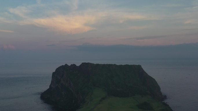 4K原素材-傍晚霞光中的海边山峰