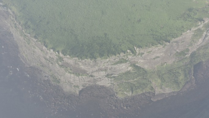 4K-log-陡峭的火山口山峰悬崖