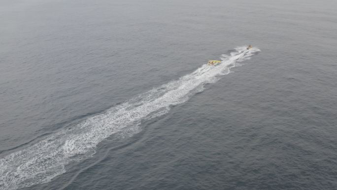 4K-log-海面上飞驰的快艇