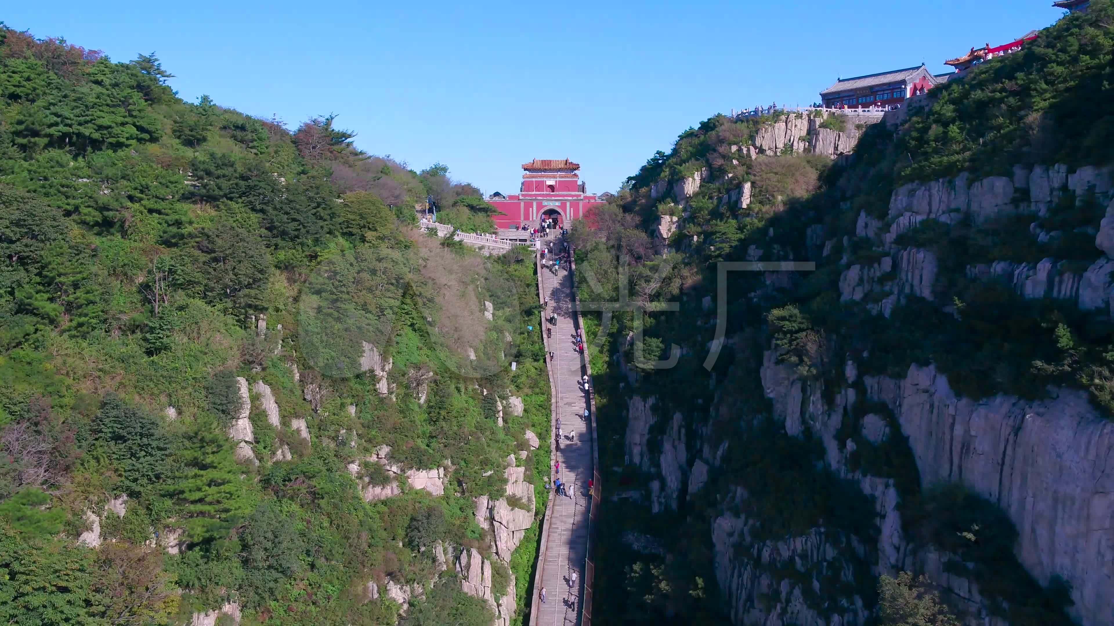 【携程攻略】泰山十八盘景点,新盘口北两山陡立，东为飞龙岩，西为翔凤岭，中有一线天，名石壁谷。…