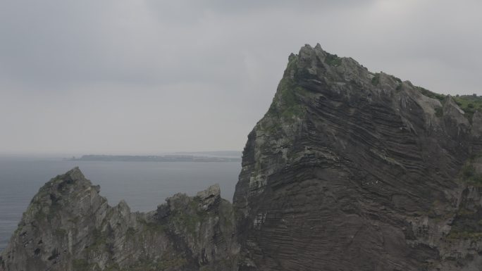 4K-log-航拍蓝色大海岸边的悬崖峭壁