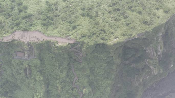 4K-log-火山口陡峭的悬崖边的台阶道