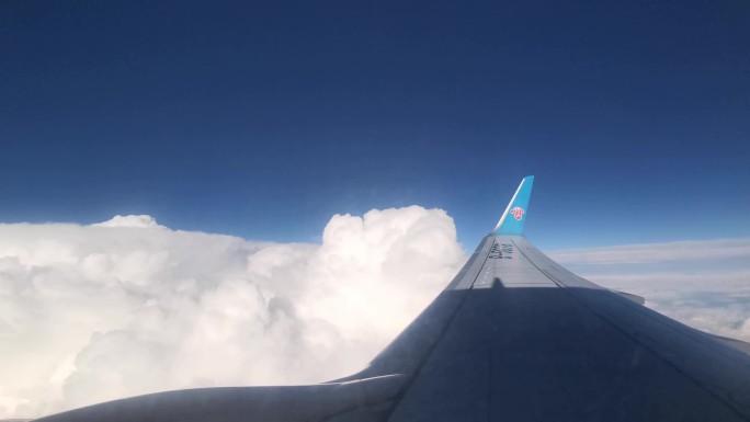 飞机机翼云层