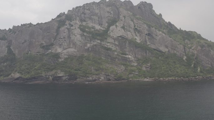 4K-log-航拍蓝色大海岸边的悬崖峭壁