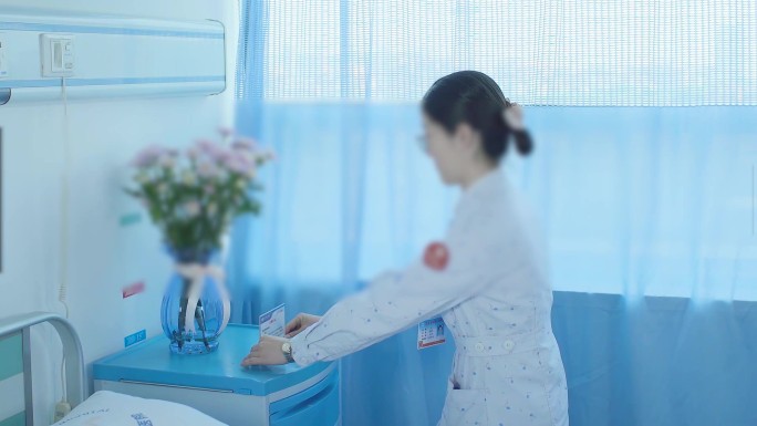 护士微笑整理病房打扫卫生