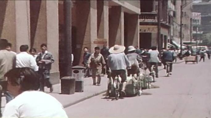 70年代上海街道行人场景