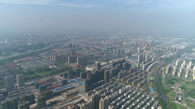 震撼大气雾霾下航拍4K沿江城市高楼大厦