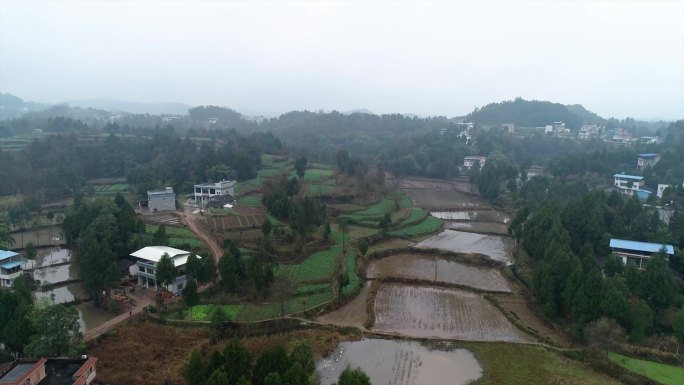 震撼大气绵绵春雨后的山间乡下田野