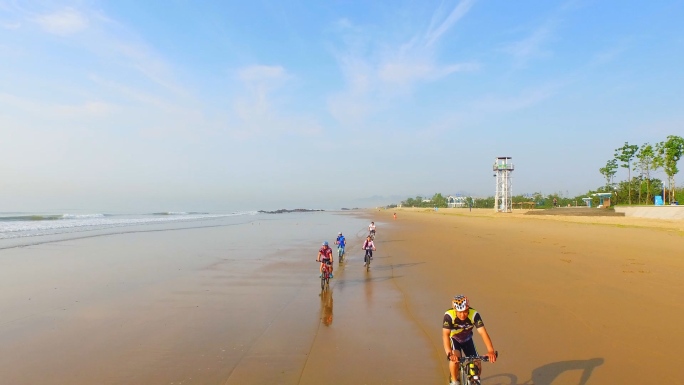 清晨海滩骑行团队生态环境宜居幸福生活