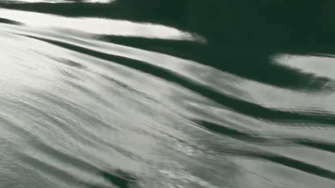 大理洱海水波清澈见底的湖水