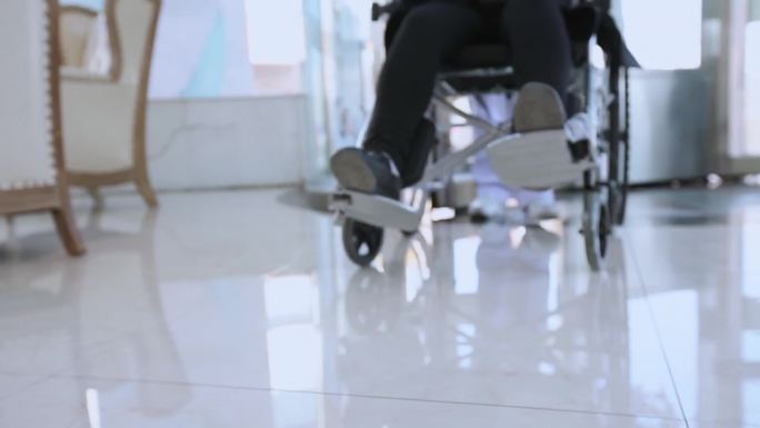 【原创】护士推轮椅