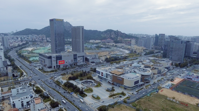 航拍青岛崂山区金融中心香港路海尔路车流