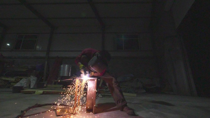 工人焊接电焊铁器工厂