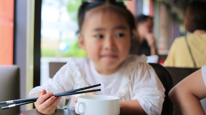 儿童餐厅使用筷子吃饭