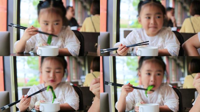 儿童餐厅使用筷子吃饭