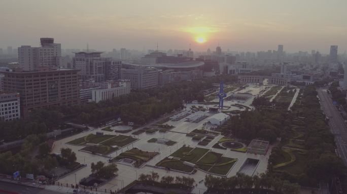 山东济南地标泉城广场日出航拍