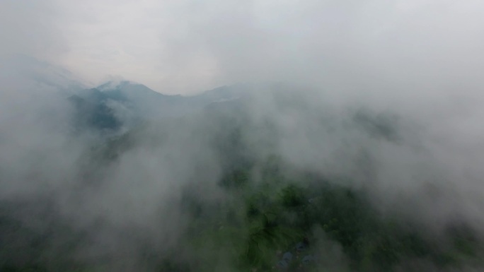 4K航拍云雾中渐显的小山村