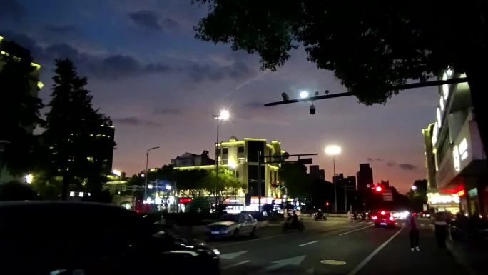 城市路口台风来临前的傍晚-延时摄影