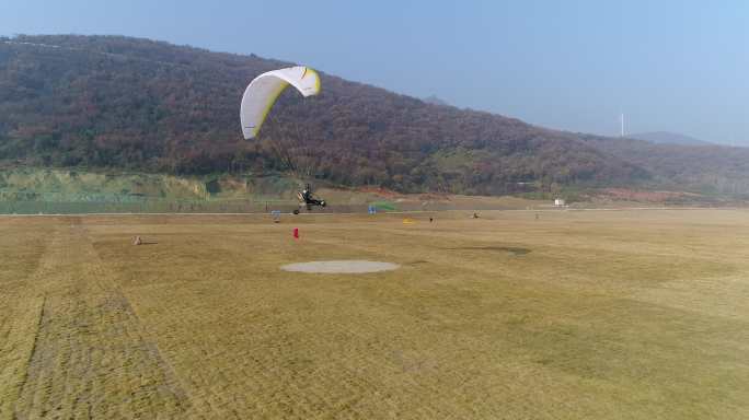 航拍4K湖北荆门滑翔伞基地动力伞飞行
