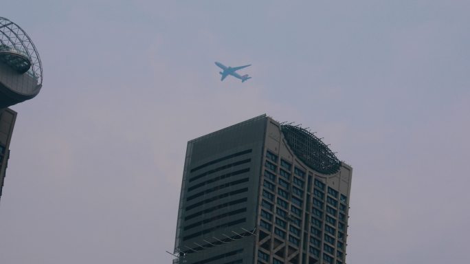 实拍飞机飞过高楼城市航空公司、可商用