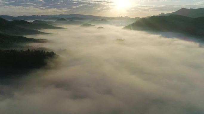 清晨山顶日出朝阳云海