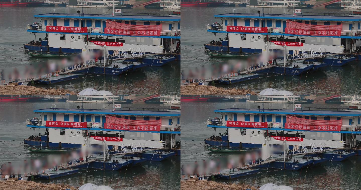 重庆江边码头轮渡游客乘客下船、可商用
