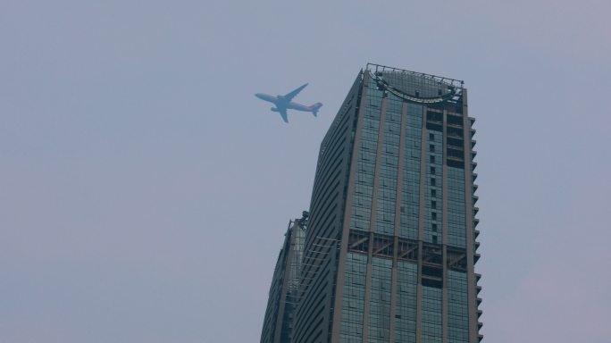 实拍飞机飞过高楼城市航空公司、可商用