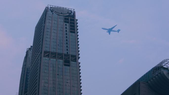 实拍飞机飞过高楼城市航空公司、可商用