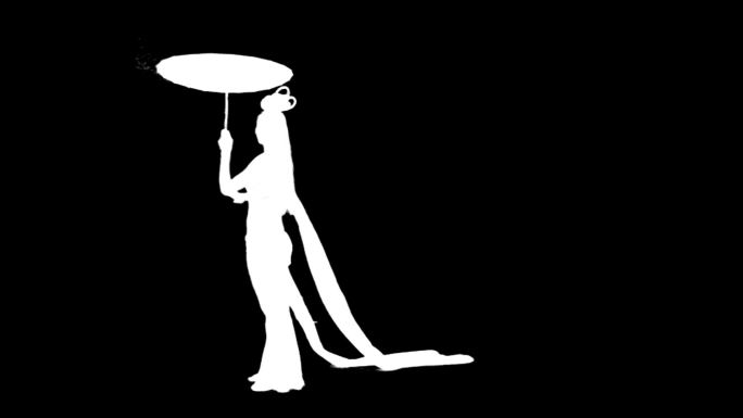 古装美女打着伞向前走（透明通道）