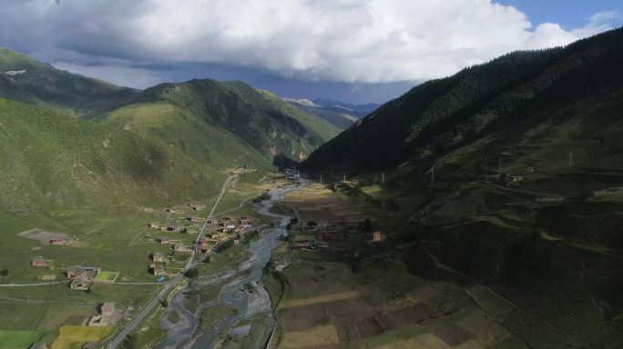 德格川西援建村落草原山脉河流