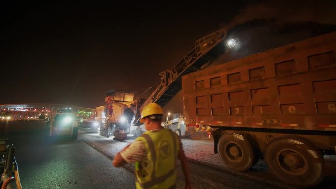 【4K】高清升格夜晚道路施工铺路素材