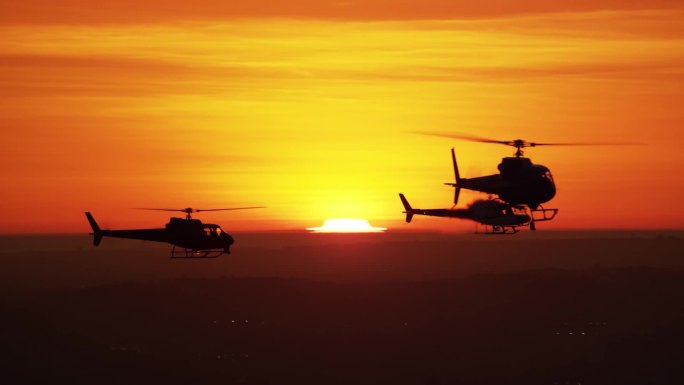 夕阳下的直升飞机