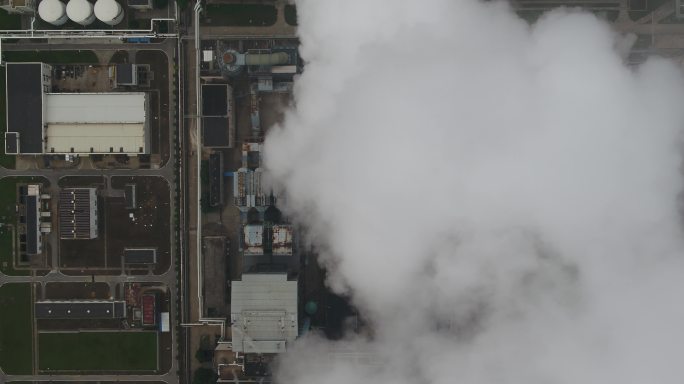 4K原素材-航拍工业园区排放的烟气