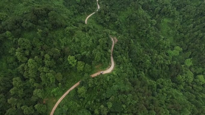 航拍崎岖的山路