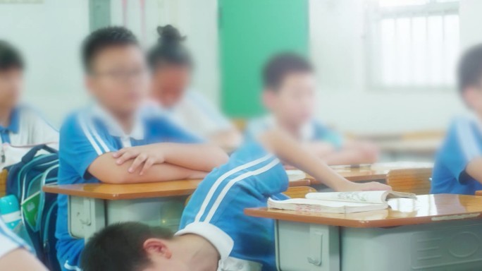 小学生视频深圳小学生上课开小差