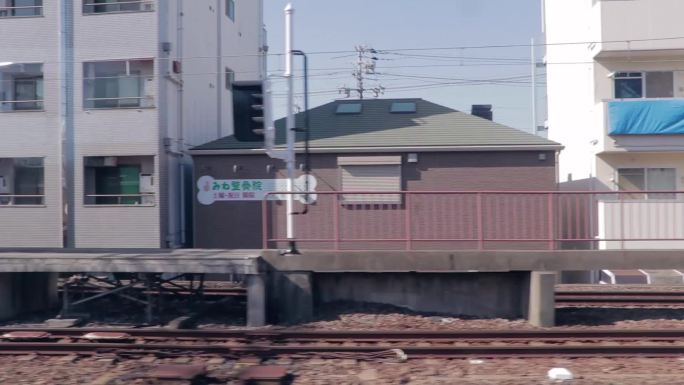 日本列车窗外沿途小镇风景